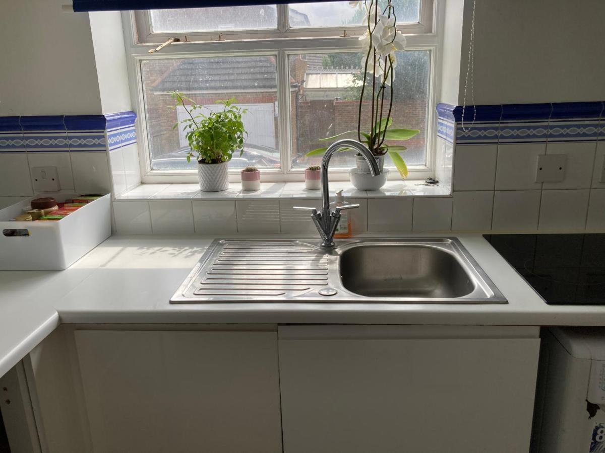 لندن Comfortable Room With Private Balcony And Shared House المظهر الخارجي الصورة